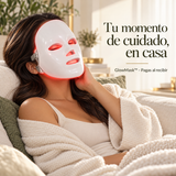GlowMask: mujer relajándose en casa con la mascarilla facial LED